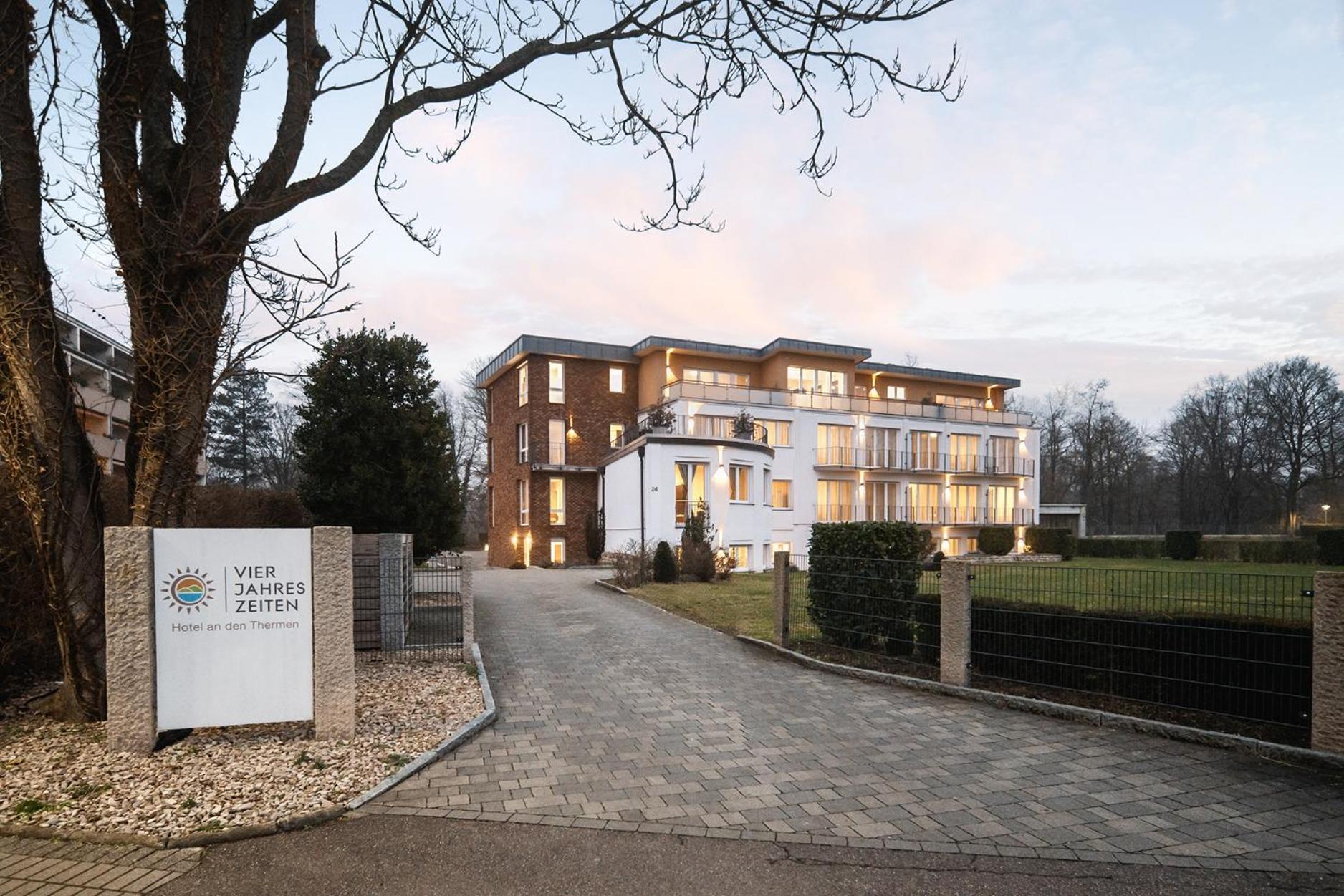 Hotel Vier Jahreszeiten Therme & Kliniken Bad Krozingen Naehe Freiburg & Schwarzwald Ideal Fuer Wellness Kur & Business Ausfluege 24H Check In- Wlan & Parken Gratis Esterno foto